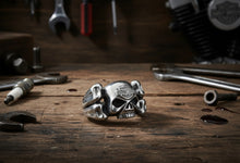 Load image into Gallery viewer, Men's Harley-Davidson® Willie G Skull &amp; Crossbones B&amp;S Logo Ring Sterling Silver HDR0308 image 1